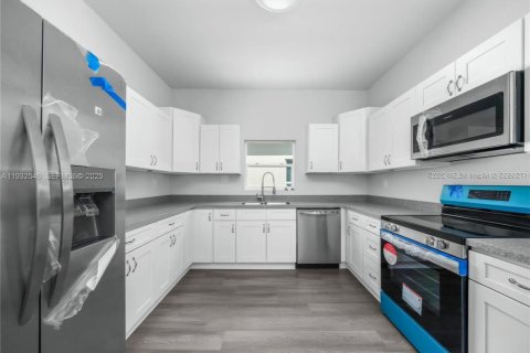 House in Sebring, Florida 3 bedrooms, 123.56 sq.m. № 1994687 - photo 2