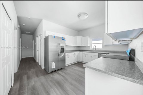 House in Sebring, Florida 3 bedrooms, 123.56 sq.m. № 1994687 - photo 6