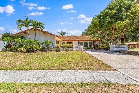 House in Clearwater, Florida 4 bedrooms, 213.02 sq.m. № 1771319 - photo 1