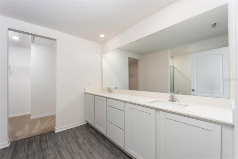 Townhouse in Dundee, Florida 2 bedrooms, 146.23 sq.m. № 2215297 - photo 11