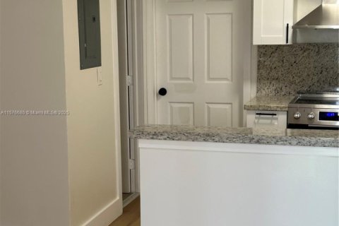 Купить коммерческую недвижимость в Халландейл-Бич, Флорида № 2034613 - фото 12