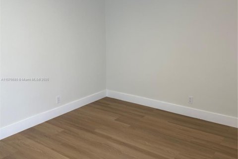 Купить коммерческую недвижимость в Халландейл-Бич, Флорида № 2034613 - фото 18