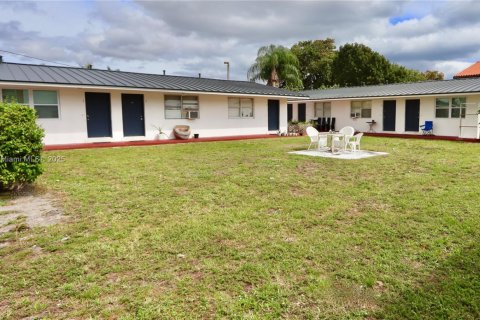 Купить коммерческую недвижимость в Халландейл-Бич, Флорида № 2034613 - фото 8