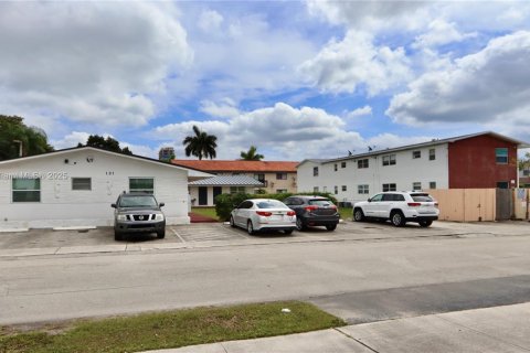 Купить коммерческую недвижимость в Халландейл-Бич, Флорида № 2034613 - фото 7