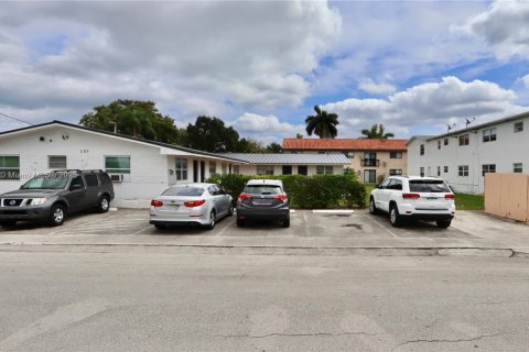 Коммерческая недвижимость в Халландейл-Бич, Флорида № 2034613