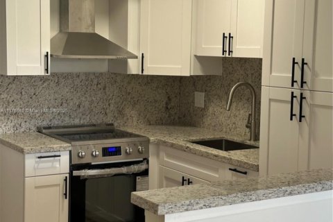 Купить коммерческую недвижимость в Халландейл-Бич, Флорида № 2034613 - фото 11