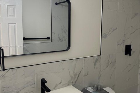 Купить коммерческую недвижимость в Халландейл-Бич, Флорида № 2034613 - фото 20