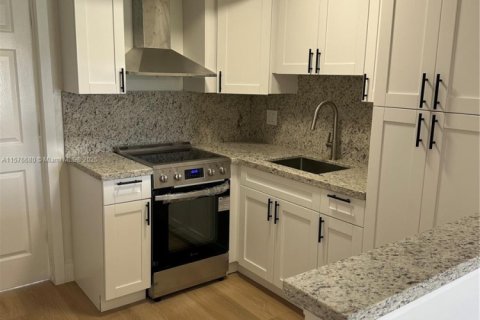 Купить коммерческую недвижимость в Халландейл-Бич, Флорида № 2034613 - фото 10