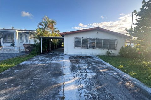 House in Hialeah, Florida 3 bedrooms, 155.43 sq.m. № 1892008 - photo 3
