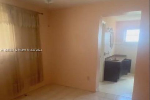 House in Hialeah, Florida 3 bedrooms, 155.43 sq.m. № 1892008 - photo 11