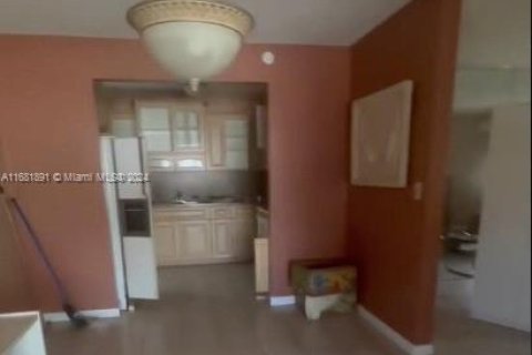 House in Hialeah, Florida 3 bedrooms, 155.43 sq.m. № 1892008 - photo 7