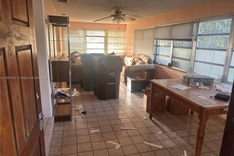 House in Hialeah, Florida 3 bedrooms, 155.43 sq.m. № 1892008 - photo 5