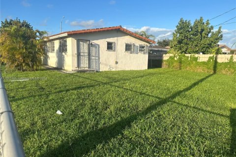 House in Hialeah, Florida 3 bedrooms, 155.43 sq.m. № 1892008 - photo 2