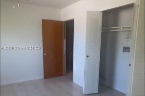 House in Hialeah, Florida 3 bedrooms, 155.43 sq.m. № 1892008 - photo 10