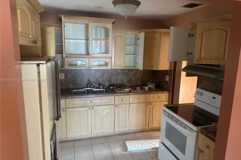 House in Hialeah, Florida 3 bedrooms, 155.43 sq.m. № 1892008 - photo 4