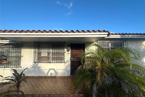House in Hialeah, Florida 3 bedrooms, 155.43 sq.m. № 1892008 - photo 1