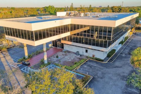 Купить коммерческую недвижимость в Холливуд, Флорида № 2031620 - фото 2