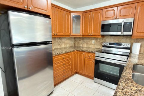 Copropriété à louer à Pembroke Pines, Floride: 2 chambres, 83.61 m2 № 2091381 - photo 3