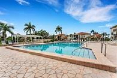 Condo in Saint Petersburg, Florida, 2 bedrooms № 2108150 - photo 3