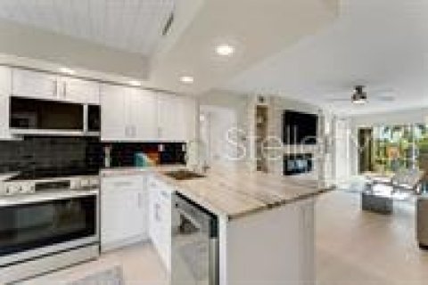 Condo in Saint Petersburg, Florida, 2 bedrooms № 2108150 - photo 9