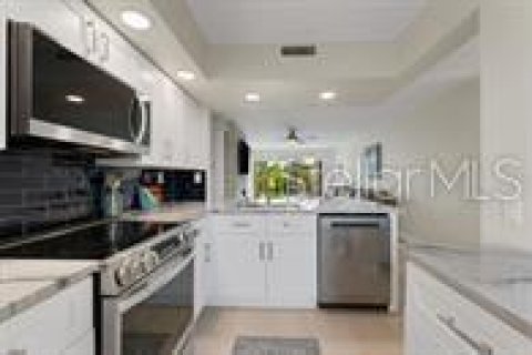 Condo in Saint Petersburg, Florida, 2 bedrooms № 2108150 - photo 11