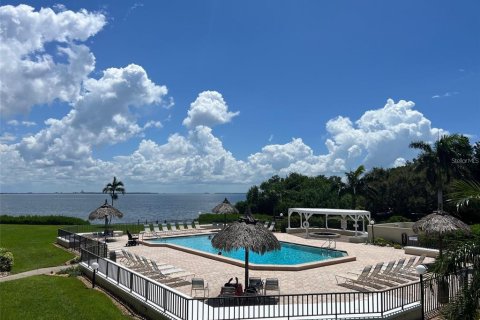 Condo in Saint Petersburg, Florida, 2 bedrooms № 2108150 - photo 2