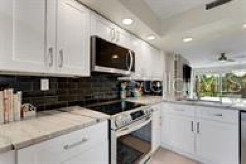 Condo in Saint Petersburg, Florida, 2 bedrooms № 2108150 - photo 10