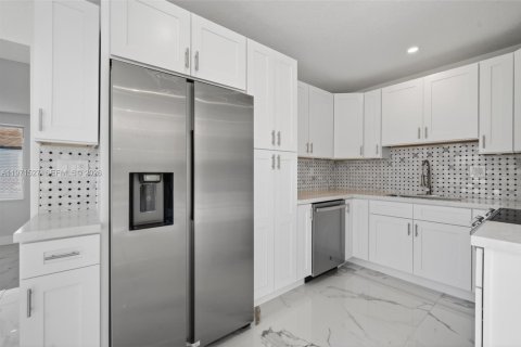 House in Pompano Beach, Florida 3 bedrooms, 136.94 sq.m. № 2032370 - photo 5