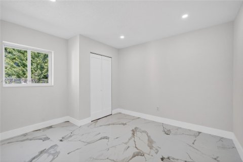 House in Pompano Beach, Florida 3 bedrooms, 136.94 sq.m. № 2032370 - photo 9