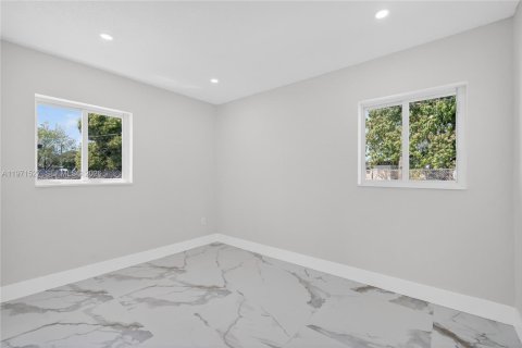 House in Pompano Beach, Florida 3 bedrooms, 136.94 sq.m. № 2032370 - photo 8