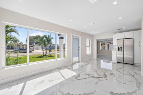 House in Pompano Beach, Florida 3 bedrooms, 136.94 sq.m. № 2032370 - photo 2