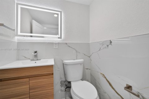 House in Pompano Beach, Florida 3 bedrooms, 136.94 sq.m. № 2032370 - photo 11