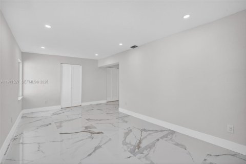 House in Pompano Beach, Florida 3 bedrooms, 136.94 sq.m. № 2032370 - photo 7