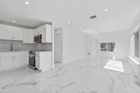 House in Pompano Beach, Florida 3 bedrooms, 136.94 sq.m. № 2032370 - photo 4