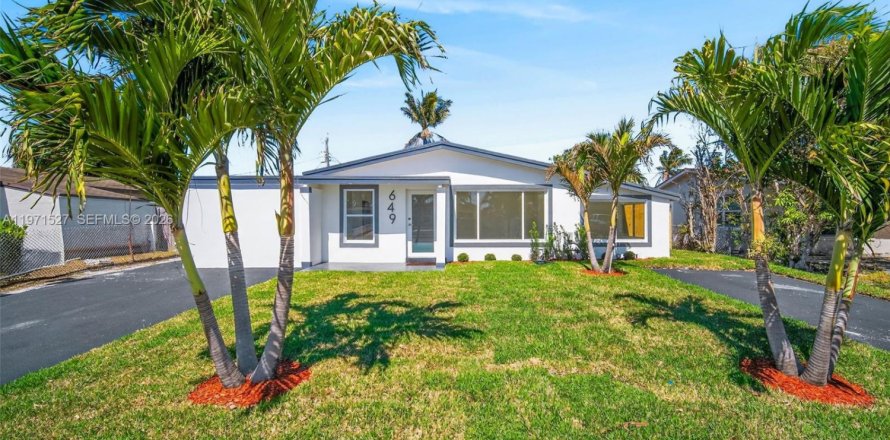 House in Pompano Beach, Florida 3 bedrooms, 136.94 sq.m. № 2032370