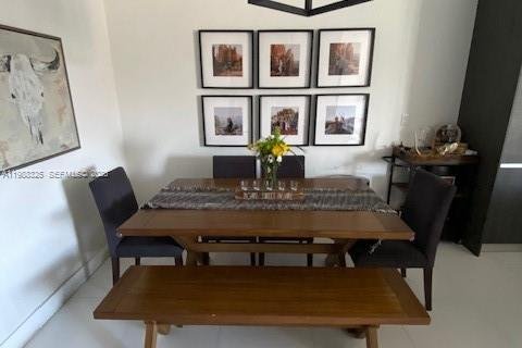 Снять в аренду таунхаус в Майами, Флорида 3 спальни, 164.99м2, № 2051643 - фото 5