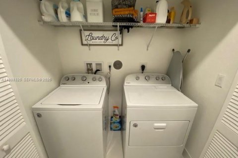 Снять в аренду таунхаус в Майами, Флорида 3 спальни, 164.99м2, № 2051643 - фото 12