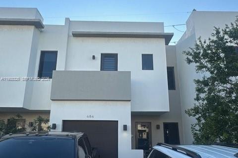 Adosado en Miami, Florida 3 dormitorios, 164.99 m2 № 2051643