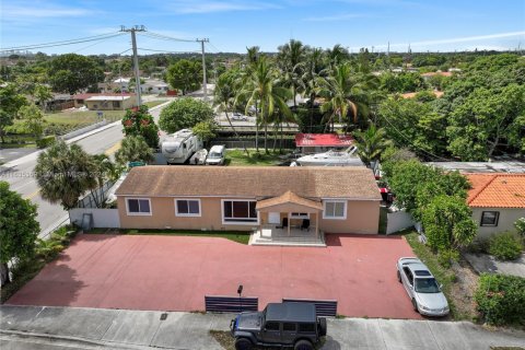 Купить коммерческую недвижимость в Хайалиа, Флорида № 1981733 - фото 9