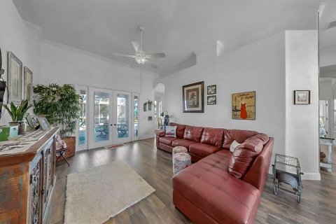 House in Apollo Beach, Florida 5 bedrooms, 337.98 sq.m. № 1915059 - photo 17