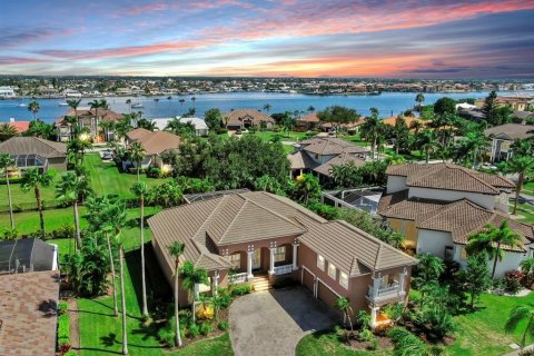 House in Apollo Beach, Florida 5 bedrooms, 337.98 sq.m. № 1915059 - photo 1