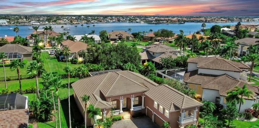 House in Apollo Beach, Florida 5 bedrooms, 337.98 sq.m. № 1915059