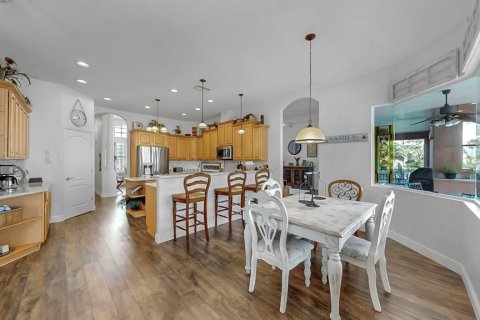 House in Apollo Beach, Florida 5 bedrooms, 337.98 sq.m. № 1915059 - photo 27