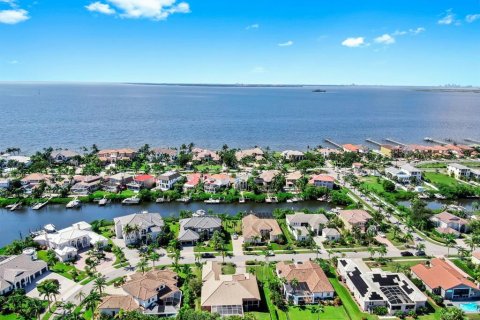 House in Apollo Beach, Florida 5 bedrooms, 337.98 sq.m. № 1915059 - photo 4
