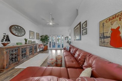 House in Apollo Beach, Florida 5 bedrooms, 337.98 sq.m. № 1915059 - photo 18