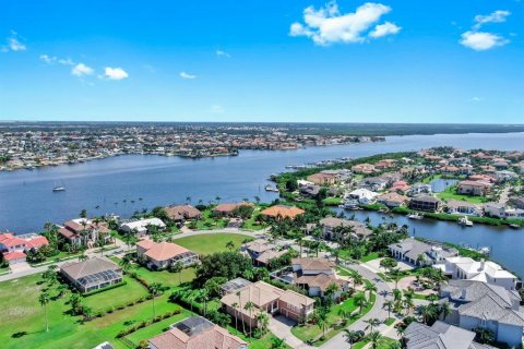 House in Apollo Beach, Florida 5 bedrooms, 337.98 sq.m. № 1915059 - photo 5