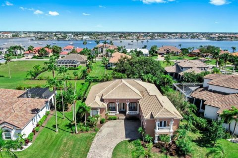 House in Apollo Beach, Florida 5 bedrooms, 337.98 sq.m. № 1915059 - photo 7