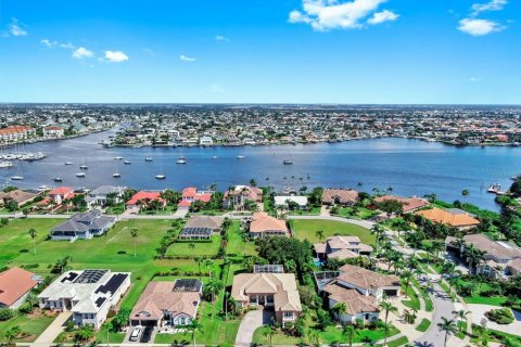 House in Apollo Beach, Florida 5 bedrooms, 337.98 sq.m. № 1915059 - photo 6