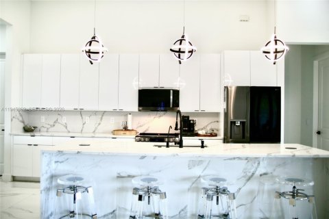 Casa en venta en Cape Coral, Florida, 4 dormitorios, 215.72 m2 № 2001803 - foto 18