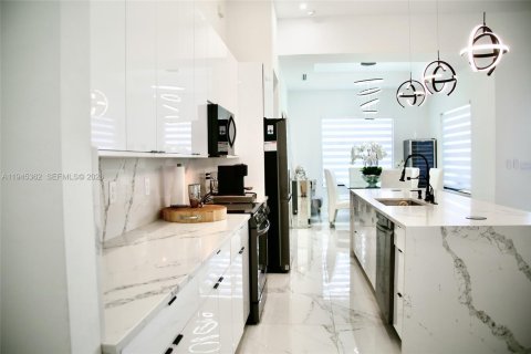 Casa en venta en Cape Coral, Florida, 4 dormitorios, 215.72 m2 № 2001803 - foto 19